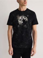 T-shirt regular z nadrukiem - czarny. Czarne t-shirty męskie Reserved, l, bez wzorów, z bawełny, bez kołnierzyka. W wyprzedaży za 39.99 zł.