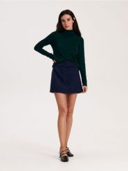 Gładki golf z wiskozy - ciemnozielony. Zielone golfy damskie Reserved, l, bez wzorów, z dzianiny, bez ramiączek. W wyprzedaży za 29.99 zł.