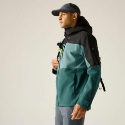 Męska wodoodporna kurtka z kapturem i panelami Maland II. Zielone kurtki męskie Regatta, l, bez wzorów, z materiału, z kapturem. W wyprzedaży za 329.99 zł.