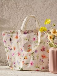 Torba na zakupy z kwiatowym motywem - wielobarwny. Torebki klasyczne damskie Sinsay, bez wzorów, bez dodatków. Za 35.99 zł.