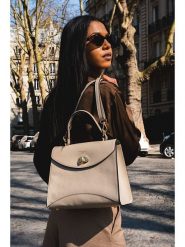 Victor & Hugo Paris Skórzana torebka "Winy" w kolorze beżowym - 29 x 22 x 11,5 cm rozmiar: onesize. Brązowe torebki klasyczne damskie Victor & Hugo Paris, bez wzorów, z materiału, bez dodatków. Za 359.13 zł.