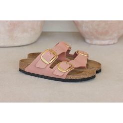 Damskie sandały duże metalowe klamry Arizona Big Buckle. Czerwone sandały damskie Birkenstock, bez wzorów, z nubiku, bez obcasa. Za 612.00 zł.