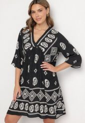 Granatowa Wiskozowa Sukienka ze Wzorem Boho Frisana. Niebieskie sukienki damskie Born2be, na co dzień, l, bez wzorów, z materiału, boho, bez kołnierzyka, bez ramiączek, midi. W wyprzedaży za 63.99 zł.