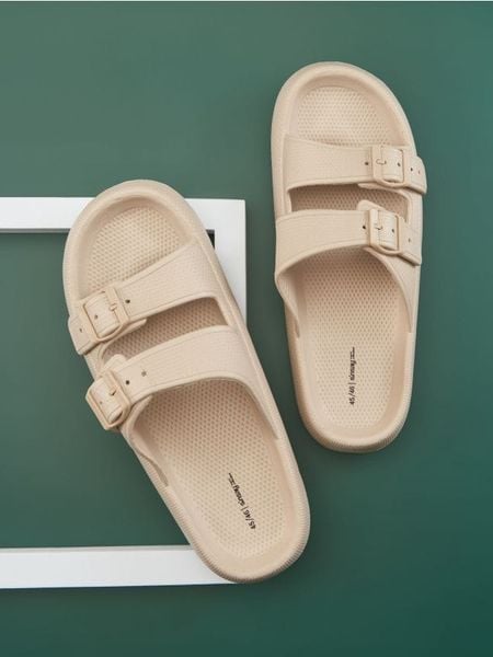 Klapki - beżowy. Brązowe klapki i japonki męskie Sinsay. Za 49.99 zł.