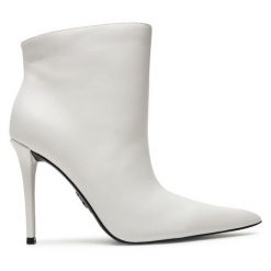Botki Steve Madden. Białe botki damskie Steve Madden, bez obcasa, na szpilce, bez zapięcia. Za 659.99 zł.