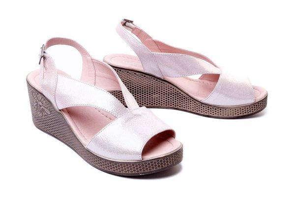 LANQIER 44C2924 pudra florya, sandały damskie. Czerwone sandały damskie Lanqier, bez wzorów, z gumy, bez obcasa, na koturnie. Za 189.90 zł.