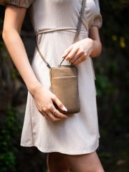 SPARWELL Skórzana torebka "Offbeat oda" w kolorze beżowym na telefon - 11 x 19 x 2 cm rozmiar: onesize. Brązowe torebki klasyczne damskie SPARWELL, bez wzorów, z materiału, bez dodatków. Za 100.99 zł.