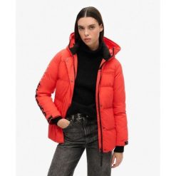 Parka z kapturem ocieplana na miasto. Czerwone parki damskie Superdry., bez wzorów. W wyprzedaży za 444.95 zł.
