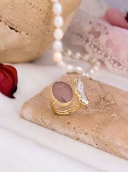L'Atelier de Gaia Pozłacany pierścionek z kwarcem i masą perłową rozmiar: onesize. Różowe pierścionki damskie L'Atelier de Gaia, z kwarcem, pozłacane. Za 85.95 zł.