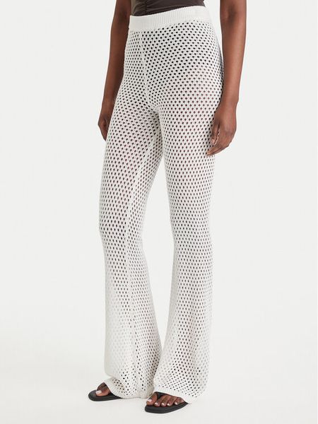 Guess Spodnie materiałowe E6GB05 Z5632 Biały Regular Fit. Białe spodnie materiałowe damskie Guess, z aplikacjami, z materiału. Za 319.99 zł.