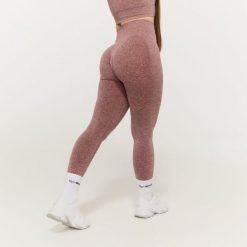 Legginsy damskie fitness bezszwowe z wysokim stanem malwowe FLO. Fioletowe legginsy damskie GYMBEAM, l, bez wzorów, z elastanu. Za 110.90 zł.