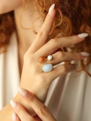 Pierres de Jade Pozłacany pierścionek z perłą i kamieniami szlachetnymi rozmiar: onesize. Czerwone pierścionki damskie Pierres de Jade, z agatem, pozłacane. Za 93.07 zł.