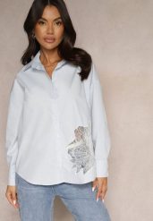 Niebieska Koszula z Bawełny Ozdobiona Ażurową Wstawką Donivessa. Niebieskie koszule damskie Renee, l, w ażurowe wzory, z bawełny, eleganckie, bez kołnierzyka, bez ramiączek. Za 59.99 zł.