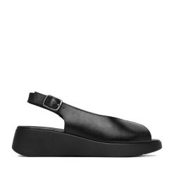 Sandały Lasocki. Czarne sandały damskie Lasocki, bez wzorów, bez obcasa, na płaskiej podeszwie. Za 169.99 zł.