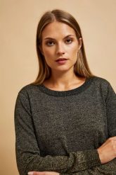 Sweter z metaliczną nitką czarny. Czarne swetry klasyczne damskie MOODO, m, bez kołnierzyka. W wyprzedaży za 47.99 zł.
