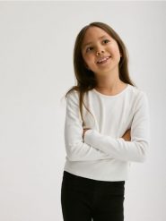 Koszulka ze sznurowaniem - biały. Białe koszulki dziewczęce Reserved, bez wzorów, z bawełny, bez ramiączek. W wyprzedaży za 29.99 zł.