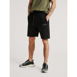 SPODENKI SPORTOWE HUMMEL HMLLEGACY SHORTS. Czarne szorty męskie HUMMEL, bez wzorów, z bawełny, sportowe. Za 92.00 zł.