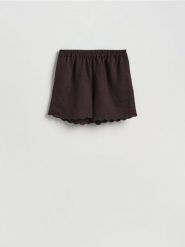 Szorty z lnem - ciemnobrązowy. Brązowe szorty damskie Reserved, bez wzorów, z wiskozy. Za 89.99 zł.