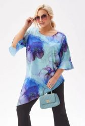 Elegancka tunika Liliana z asymetrycznym krojem w niebiesko-fioletowe kwiaty PLUS SIZE XXL. Fioletowe tuniki damskie Moda Size Plus Iwanek, na co dzień, plus size, bez wzorów, z elastanu, eleganckie, z asymetrycznym kołnierzem, plus size, bez ramiączek. Za 239.90 zł.