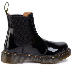 Sztyblety Dr. Martens. Czarne botki damskie Dr. Martens, bez obcasa, na płaskiej podeszwie, bez zapięcia. Za 449.99 zł.