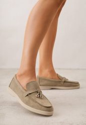 Jasnozielone Mokasyny z Imitacji Zamszu z Ozdobnym Przeszyciem i Zawieszką Veleyra. Zielone mokasyny damskie Born2be, z jeansu. Za 99.99 zł.