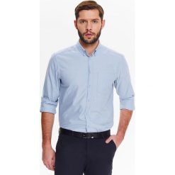 KOSZULA MĘSKA TALIOWANA Z TKANINY OXFORD Z KOŁNIERZEM TYPU BUTTON DOWN. Niebieskie koszule męskie TOP SECRET, na lato, m, bez wzorów, z tkaniny, bez kołnierzyka, bez ramiączek. W wyprzedaży za 39.99 zł.
