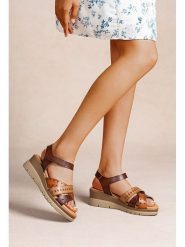 Foreverfolie Sandały w kolorze brązowym na koturnie rozmiar: 37. Brązowe sandały damskie Foreverfolie, bez wzorów, bez obcasa, na koturnie. Za 117.99 zł.