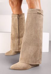 Ciemnobeżowe Kozaki na Koturnie z Wywiniętą Cholewką Alstina. Brązowe kozaki damskie Born2be, bez obcasa, na koturnie. Za 149.99 zł.