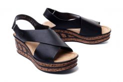 RIEKER 68189-00 black, sandały damskie. Czarne sandały damskie Rieker, bez wzorów, z gumy, bez obcasa, na koturnie. Za 202.93 zł.