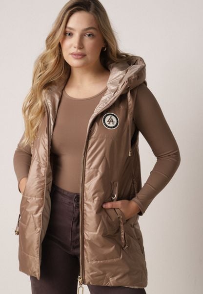 Jasnobrązowa Pikowana Kamizelka o Długim Kroju z Nieodpinanym Kapturem i Aplikacją Koretes. Kamizelki damskie Born2be, l, z poliesteru, długie. Za 129.99 zł.