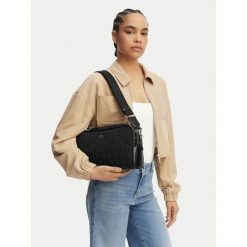 Torebka Calvin Klein. Czarne torebki klasyczne damskie CALVIN KLEIN, bez wzorów, bez dodatków. Za 489.99 zł.