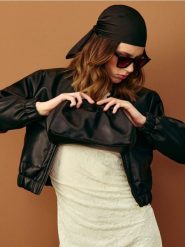 Kopertówka z imitacji skóry na łańcuszku - czarny. Czarne torebki wieczorowe Sinsay, bez wzorów, ze skóry, bez kołnierzyka, bez ramiączek. Za 49.99 zł.