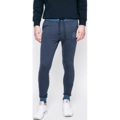 Blend - Spodnie. Spodnie materiałowe męskie Blend, bez wzorów, z bawełny, casualowe. W wyprzedaży za 59.90 zł.
