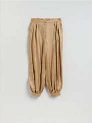 Spodnie balloon z zakładkami - bursztynowy. Pomarańczowe spodnie materiałowe damskie Reserved, bez wzorów, z tkaniny. Za 159.99 zł.