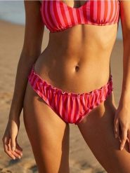 Dół od bikini w paski z marszczeniami - czerwony. Czerwone bikini damskie Sinsay, bez wzorów. Za 19.99 zł.