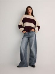 Sweter w paski - bordowy. Czerwone swetry klasyczne damskie Reserved, l, z dzianiny, bez kołnierzyka. W wyprzedaży za 89.99 zł.