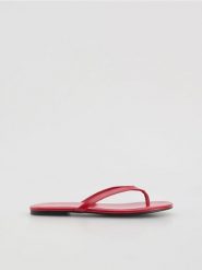 Klapki z owczej skóry - czerwony. Czerwone klapki damskie Reserved, bez wzorów, ze skóry, bez obcasa. Za 99.99 zł.