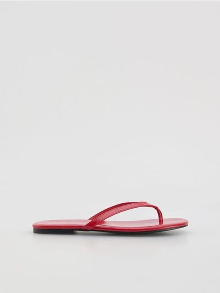 Klapki z owczej skóry - czerwony. Czerwone klapki damskie Reserved, bez wzorów, ze skóry, bez obcasa. Za 99.99 zł.