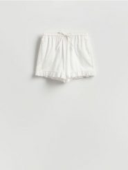 Szorty z lyocellem - biały. Białe szorty damskie Reserved, bez wzorów, z bawełny. Za 89.99 zł.