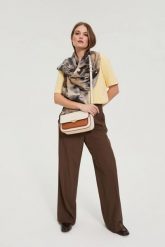 Torebka z długimi paskiem beżowa. Brązowe torebki klasyczne damskie MOODO, bez wzorów, bez dodatków. Za 129.99 zł.