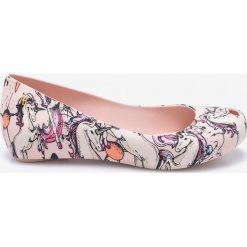 Melissa - Baleriny Ultragirl. Czerwone baleriny damskie Melissa, bez wzorów, z gumy, bez obcasa. W wyprzedaży za 219.90 zł.