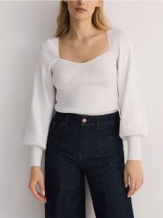 Sweter z bufiastymi rękawami - złamana biel. Swetry klasyczne damskie Reserved, l, z dzianiny, bez kołnierzyka. W wyprzedaży za 49.99 zł.