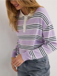 Sweter polo w paski - lawendowy. Fioletowe swetry klasyczne damskie Reserved, l, z dzianiny, bez kołnierzyka. W wyprzedaży za 49.99 zł.