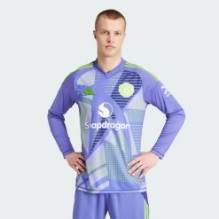 Koszulka Manchester United 24/25 Long Sleeve Goalkeeper. Fioletowe koszulki męskie z długim rękawem Adidas, l, z materiału. Za 499.00 zł.