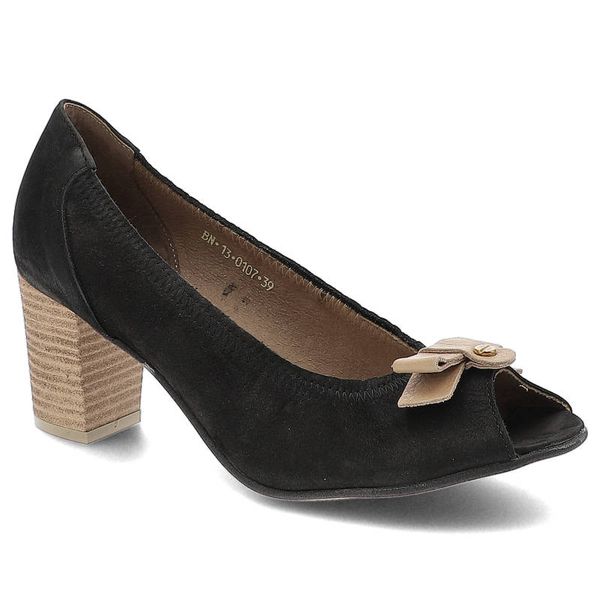 Półbuty damskie Karino, ze skóry nubukowej z otwartymi palcami, czarne, 0107-003-P. Czarne czółenka damskie Karino, bez wzorów, z nubiku, biznesowe, z otwartym noskiem, bez obcasa, na obcasie. Za 159.00 zł.