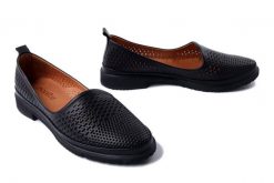 MANITU 840138-01 schwarz, półbuty damskie. Czarne półbuty damskie Manitu, w ażurowe wzory, ze skóry, bez obcasa, na obcasie. Za 227.92 zł.