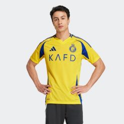 Koszulka piłkarska ADIDAS Al Nassr 24/25 domowa. Bluzki damskie Adidas, s, bez wzorów, sportowe, bez kołnierzyka, bez ramiączek. Za 319.99 zł.