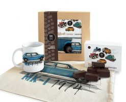 Golf I — paczka (Zawartość paczki: koszulka, torba, kubek, słodycze; Rozmiar koszulki / bluzy: S (damska); Kolor koszulki / bluzy: biały; Rodzaj nadru. Białe torebki klasyczne damskie nikiniki, bez wzorów, z bawełny, bez dodatków. Za 179.00 zł.