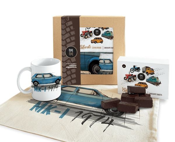 Golf I — paczka (Zawartość paczki: koszulka, torba, kubek, słodycze; Rozmiar koszulki / bluzy: S (damska); Kolor koszulki / bluzy: biały; Rodzaj nadru. Białe golfy damskie nikiniki, s, bez wzorów, z bawełny, bez kołnierzyka. Za 179.00 zł.