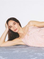 Wzorzysta koszula nocna - pastelowy róż. Czerwone koszule nocne damskie Reserved, bez wzorów, z tkaniny. Za 99.99 zł.